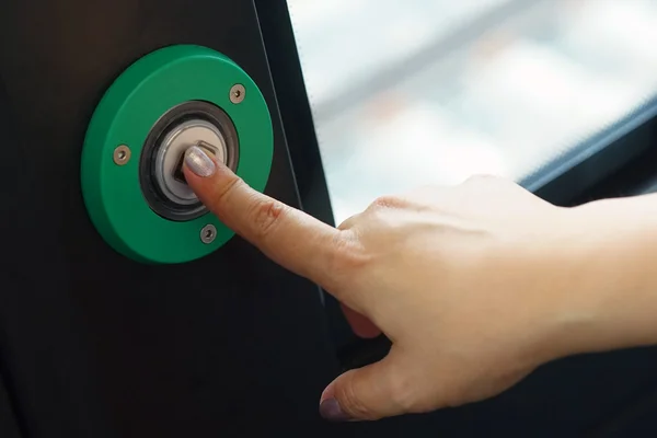 Een vrouw op de groene knop drukt — Stockfoto