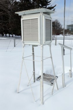 Kar üzerinde meteorolojik donatım için kutusu.