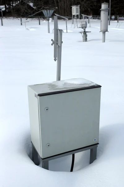 Caja técnica de metal sobre nieve . —  Fotos de Stock