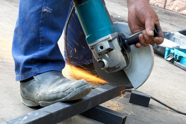 Trabalhador corta peças metálicas . — Fotografia de Stock