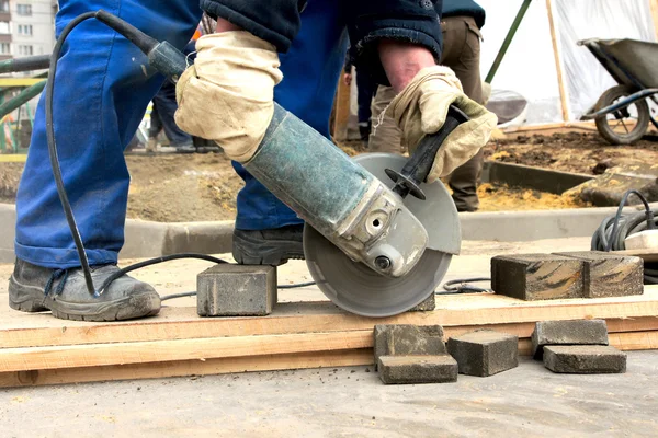 Trabajador corta la piedra, vista lateral . — Foto de Stock