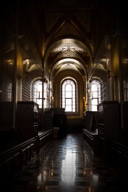 Karanlık kilise koridorunda büyük pencereler ile
