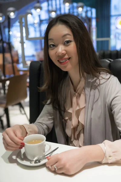 Afable hermosa mujer coreana con una taza de café . — Foto de Stock