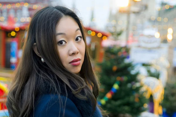 Retrato al aire libre de Navidad de una hermosa chica coreana con abrigo azul — Foto de Stock