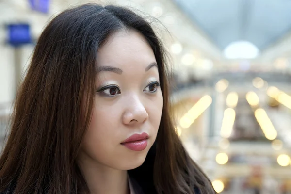 Junge koreanische Mädchen, ein trauriger Anblick. — Stockfoto