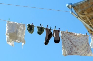 Bir ip ve bir mavi gökyüzü eski çamaşırlar.