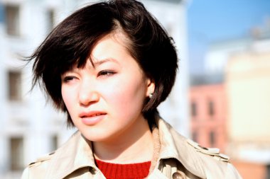 kentsel bir genç kadının portresi.