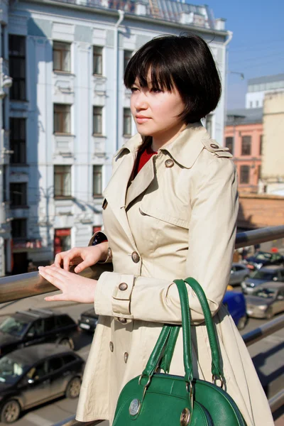 La fille au sac vert, portrait à mi-longueur . — Photo