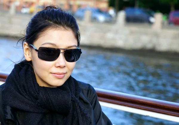 Portrait d'une fille avec des lunettes de soleil  . — Photo