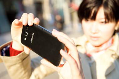 Moskova, Rusya - 15 Mart 2015: Samsung Android smartphone cep telefonu ile fotoğraf.