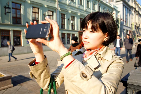 Moscow, Rusland - 15 maart 2015: Foto van een Samsung Android-smartphone. — Stockfoto