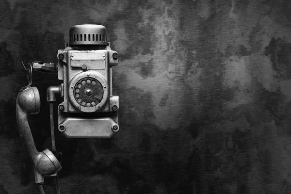 Przemysłowe metalowe telefon na ciemnej ścianie. — Zdjęcie stockowe
