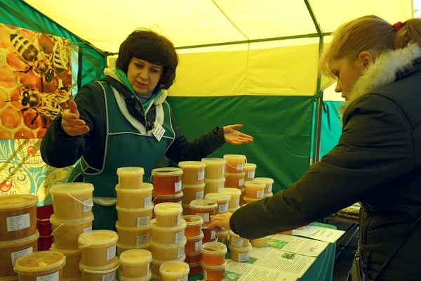 MOSCOW, RÚSSIA - OUTUBRO 04, 2015: Feira Tradicional de Alimentos no fim de semana. Mulheres compram e vendem mel . — Fotografia de Stock