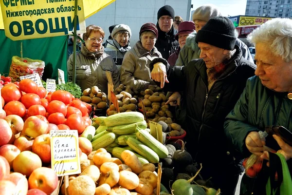 モスクワ, ロシア連邦 - 2015 年 10 月 4 日: 伝統的な食品フェア週末。バイヤーは、カウンター上の野菜を選ぶ. — ストック写真
