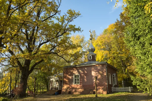 MOSCÚ, RUSIA - 06 DE OCTUBRE DE 2015: Museo "Manor Muranovo" ellos. FI Tiutchev. Iglesia de piedra de nuestro Salvador - familia de la iglesia de origen Putyata-Tyutchevs . —  Fotos de Stock