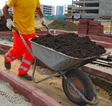 İş bir el arabası bereketli toprakta taşır