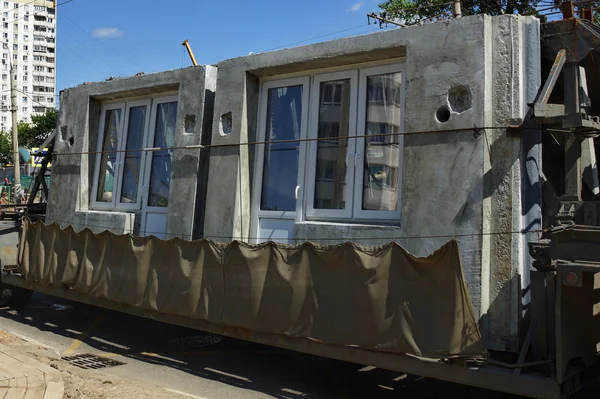 Transport de blocs de béton de construction avec fenêtres . — Photo