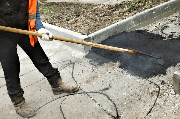 Trabalho nivelado asfalto quente na estrada reparada . — Fotografia de Stock