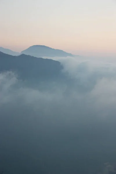 Bulutların arasındaki dağlar