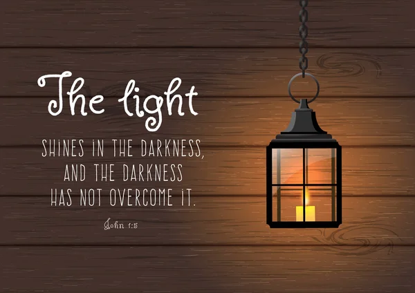 Het licht schijnt in de duisternis... Bijbels citaat. Vintage schijnt lantaarn op houten achtergrond afbeelding. Rechtenvrije Stockillustraties