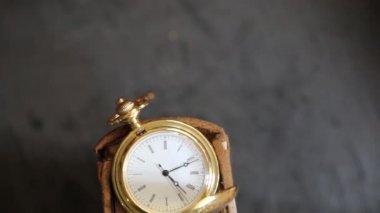 Eski model cep saati.