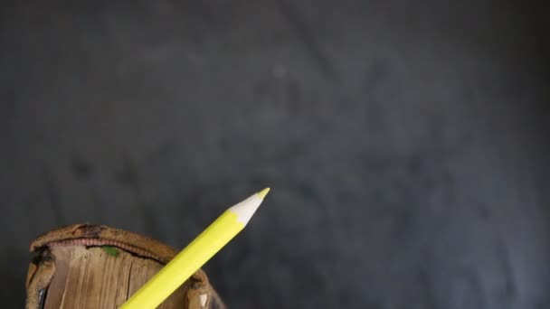 Желтый карандаш и книга — стоковое видео