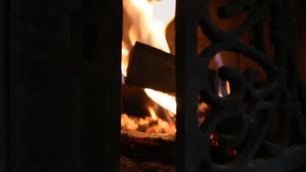 Burning Fireplace. A fireplace in a country house. — Stock Video