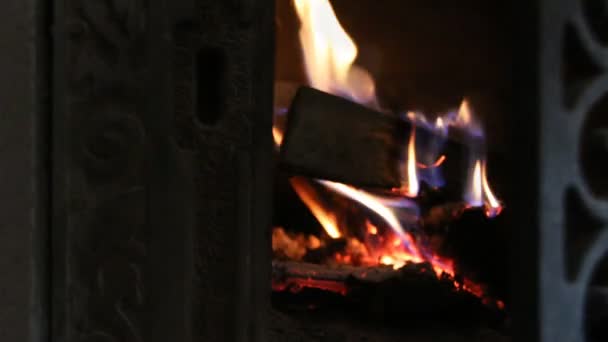 Chimenea en llamas. Una chimenea en una casa de campo . — Vídeo de stock