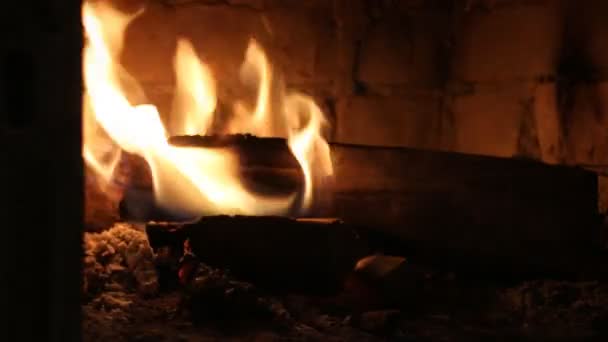 Mit einem Poker die Kohlen im Kamin anrühren. — Stockvideo