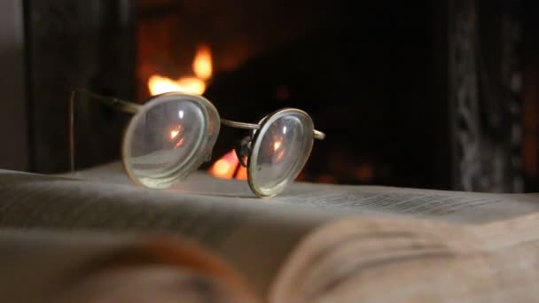 lunettes rétro, livre ouvert et cheminée 