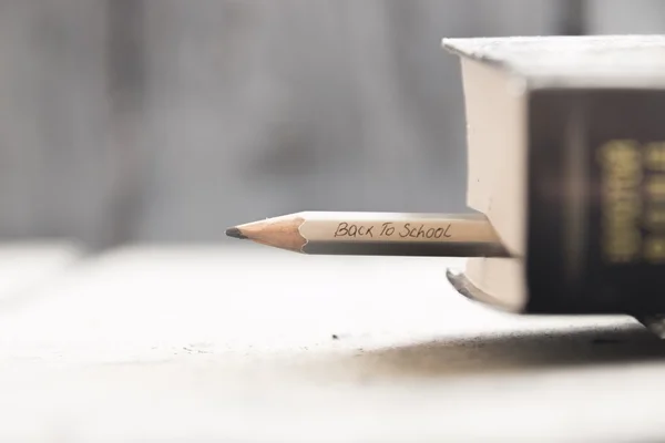 Vissza az iskolába - felirat, a ceruza és a könyv — Stock Fotó