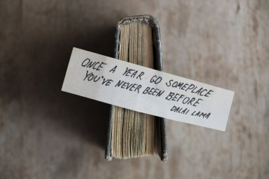 Bir yıl sonra asla bir yere daha önce de.