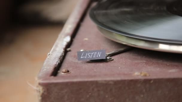 Listen text and old gramophone — Stock Video