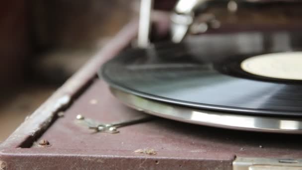 Eski gramofon ve vinil disk — Stok video