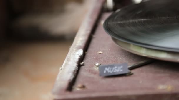 Music text and old gramophone — Stock Video