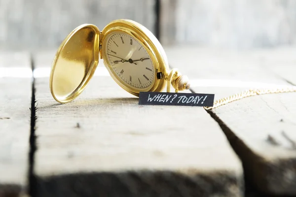 Hoy idea, texto y reloj de bolsillo de oro . —  Fotos de Stock