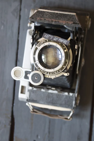 Seyahat fikir gidelim. Metin ve vintage fotoğraf makinesi. — Stok fotoğraf