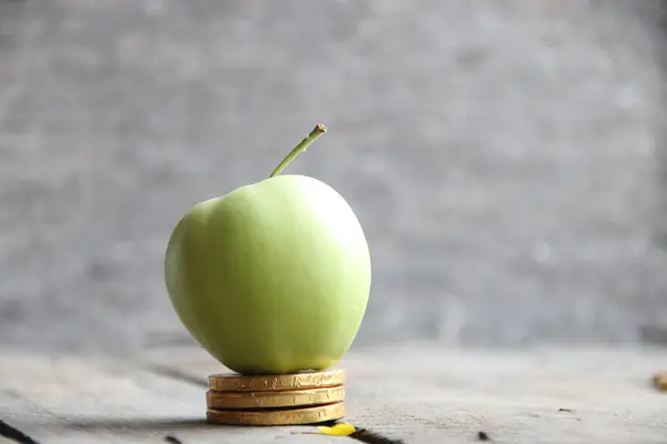 Gold coins and apple — Stock Photo, Image