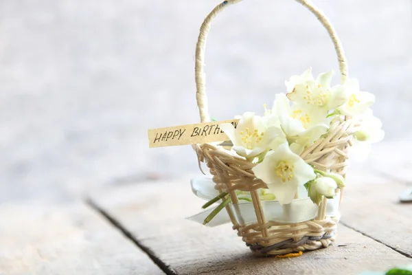 Grattis på födelsedagen text och blommor — Stockfoto