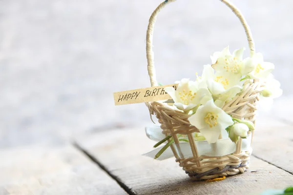 Grattis på födelsedagen text och blommor — Stockfoto