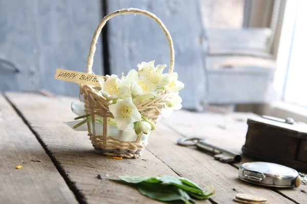 Grattis på födelsedagen text och blommor — Stockfoto