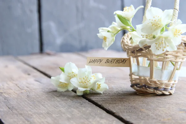 Grattis på födelsedagen text och blommor — Stockfoto
