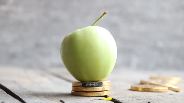 Iş metin, sikke ve elma — Stok video