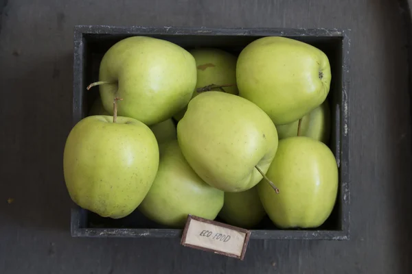 Eco ideia de comida, maçãs verdes em uma mesa preta e texto — Fotografia de Stock