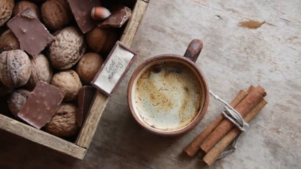 Хорошая идея утра - текст и чашка кофе, шоколад, орехи — стоковое видео