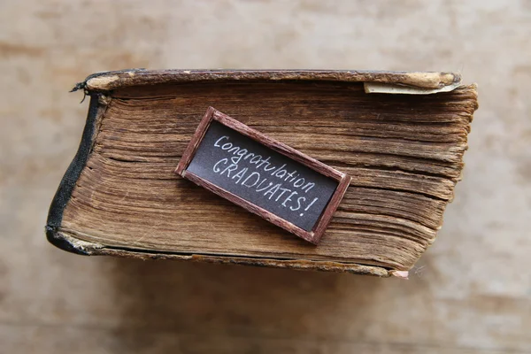 Selamat lulusan teks dan buku antik — Stok Foto