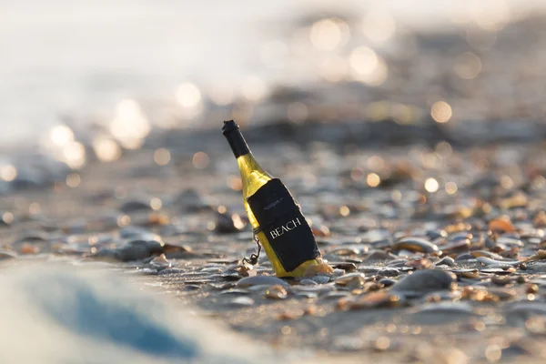 Flasche am Strand und Text - Strand. — Stockfoto
