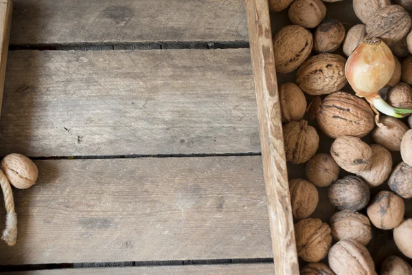 Voedsel achtergrond - verse walnoten in een houten doos — Stockfoto