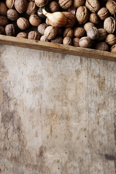 Fondo de alimentos, nueces frescas en una caja de madera — Foto de Stock