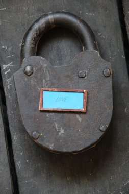 metin ve eski asma kilit - Sevgililer kartı seviyorum.